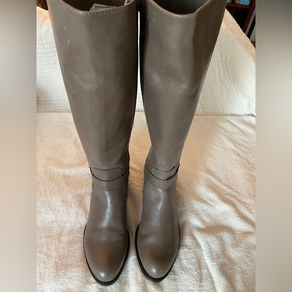 Isaac Mizrahi sz 7 HTF TAUPE leather stretch riding boots- never worn - Picture 9 of 13